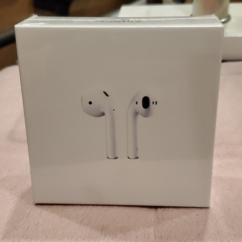 Apple AirPods 2nd gen w wireless charging case